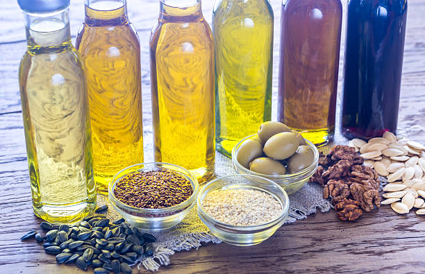 botellas con diferentes tipos de aceite vegetal - ácido grasos fotografías e imágenes de stock