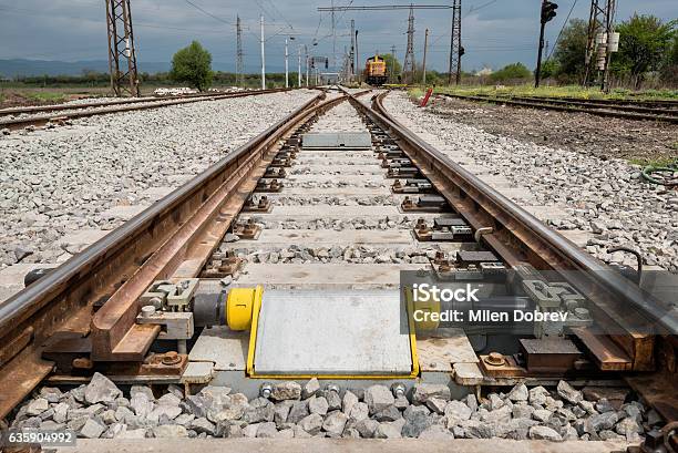 Railroad Tracks Closeup With Derailing Block In Foreground-foton och fler bilder på Urspårning