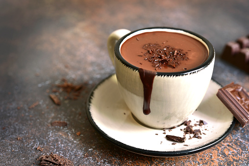 Chocolate picante picante espeso en una taza. photo