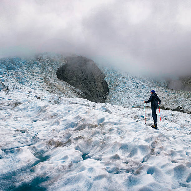 eiskletterer auf franz josef gletscher in neuseeland - new zealand ice climbing snow climbing stock-fotos und bilder