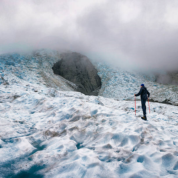 escalador de gelo na geleira franz josef na nova zelândia - new zealand ice climbing snow climbing - fotografias e filmes do acervo