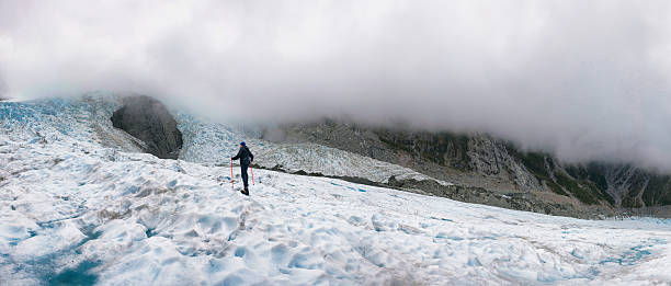 panorâmico de alpinista na geleira franz josef na nova zelândia - new zealand ice climbing snow climbing - fotografias e filmes do acervo