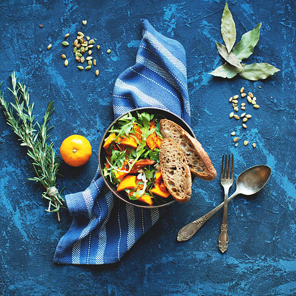 kürbis-salat - gesunde ernährung fotos stock-fotos und bilder