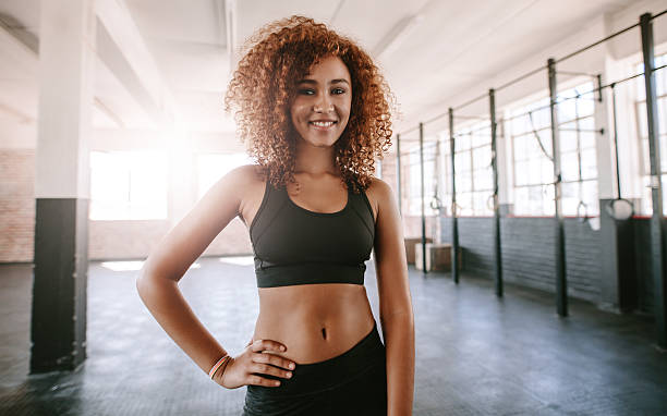 bella giovane donna africana in palestra - reggiseno sportivo foto e immagini stock