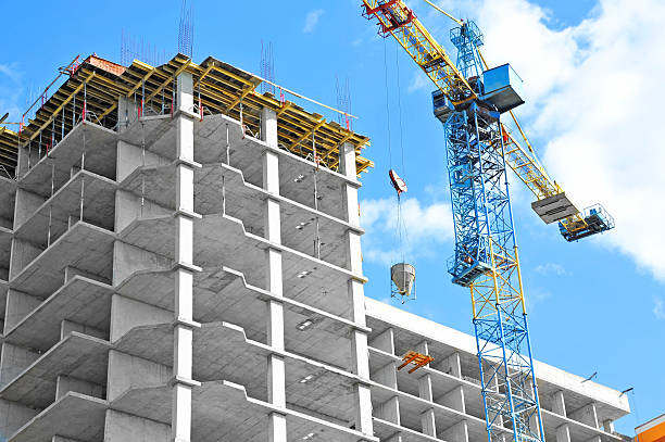 두루미 및 highrise 공사장 사이트 - crane hoisting derrick crane built structure 뉴스 사진 이미지