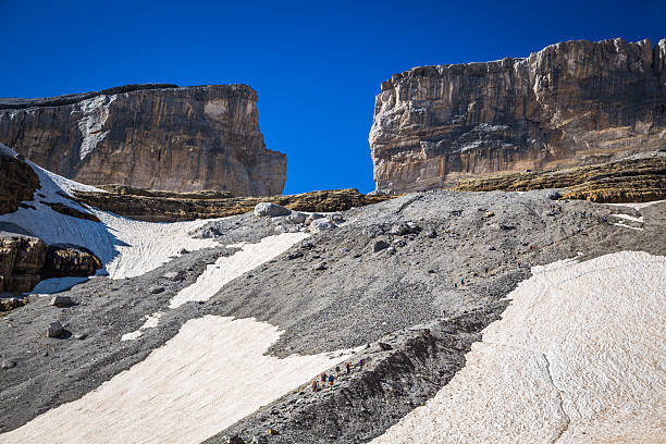 roland gap, cirque de gavarnie w pirenejach - sedimentary rock zdjęcia i obrazy z banku zdjęć