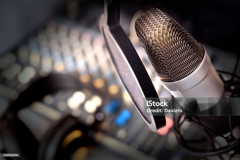 Equipo de grabación en estudio - Foto de stock de Radio - Electrónica de audio libre de derechos