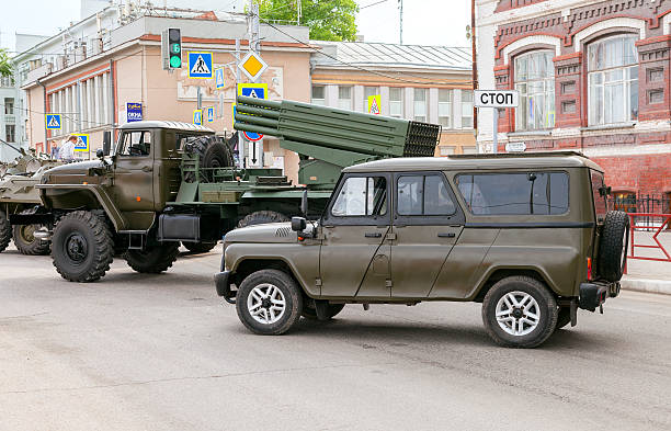 véhicule blindé spécial uaz-3152 hussar et bm-21 grad - katyusha photos et images de collection