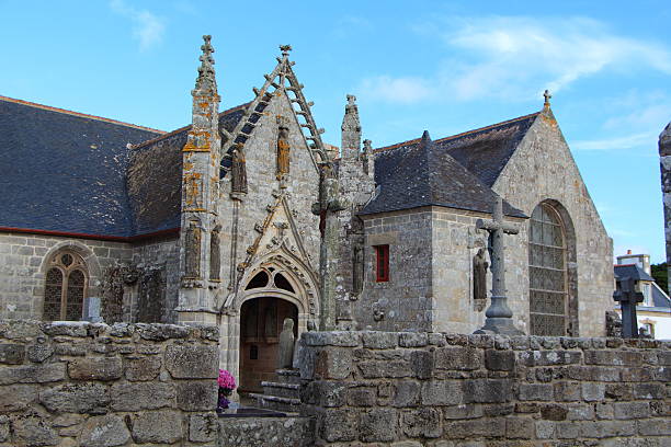 capela de são tugen em primelin - cemetery celtic cross celtic culture chapel - fotografias e filmes do acervo