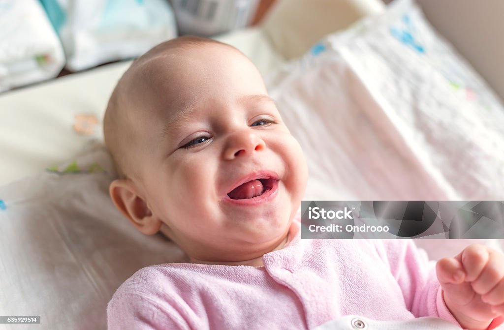 Retrato de un bebé sonriente tendido - Foto de stock de Bebé libre de derechos