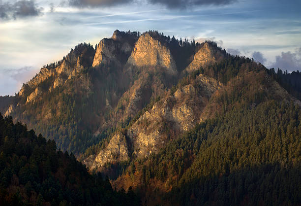 Three Crowns Mountain Trzy Korony mountains in sunset light, Pieniny, Poland szczawnica stock pictures, royalty-free photos & images
