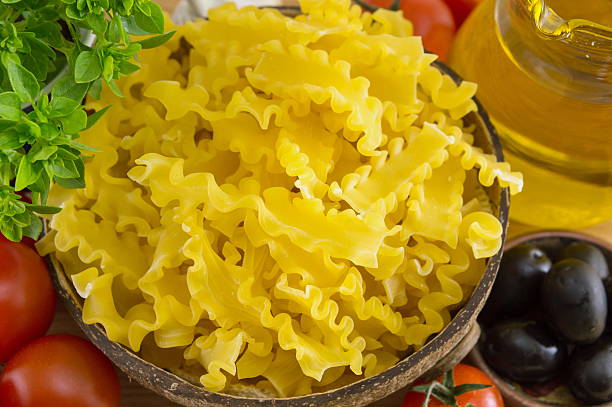 muszka farfalle makaron w misce z warzyw - bow tie pasta italian cuisine bow heap zdjęcia i obrazy z banku zdjęć