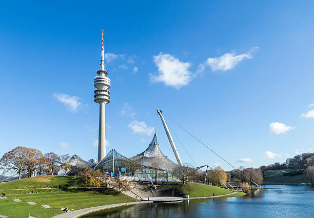 ミュンヘンのオリンピア公園のスタジアムの塔 - roof sport competitive sport the olympic games ストックフォトと画像