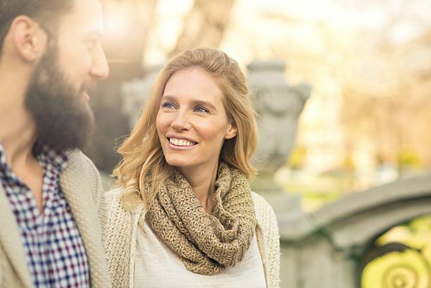 casal feliz andando pela cidade. - beautiful lifestyles human face blond hair - fotografias e filmes do acervo