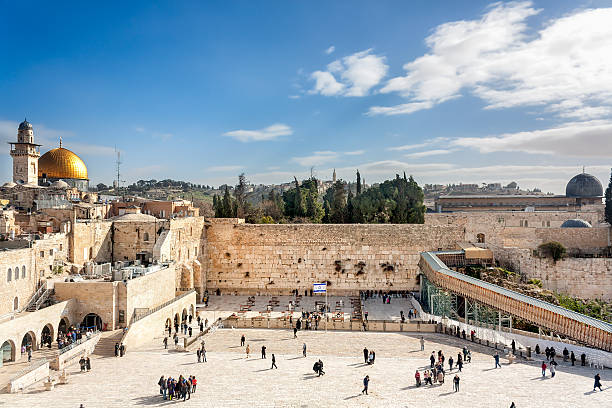 gerusalemme - muro del pianto e monte del tempio - jerusalem foto e immagini stock