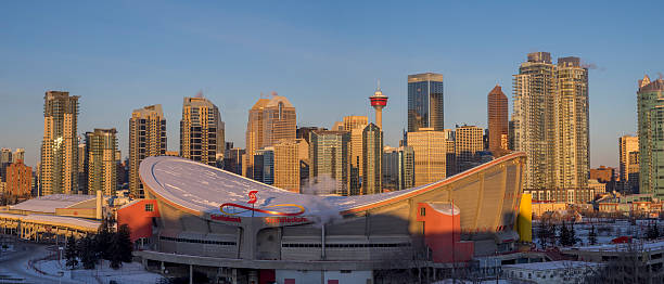 lo skyline di calgary all'alba - scotiabank saddledome foto e immagini stock