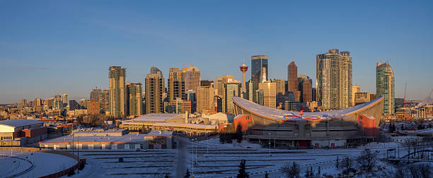 el horizonte de calgary al amanecer - scotiabank saddledome fotografías e imágenes de stock