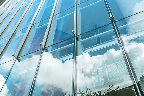 cielo blu e nuvole riflesse a parete di vetro - city life architecture and buildings concepts and ideas built structure foto e immagini stock