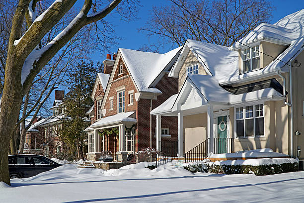 casas com neve - foto de acervo