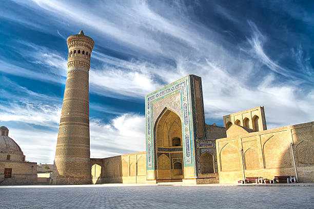 kalyan minaret and mosque, buchara, usbekistan - minarett stock-fotos und bilder