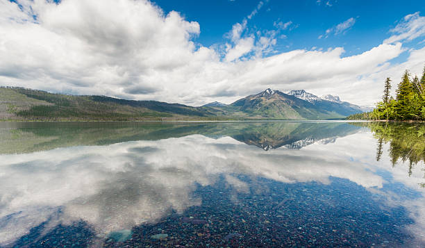 シーニック レイク マクドナルド リフレクションズ グレイシャー 国立公園 モンタナ - montana mountain mcdonald lake us glacier national park ストックフォトと画像