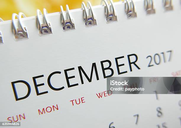 Calendario De Cierre De Diciembre De 2017 Foto de stock y más banco de imágenes de 2017 - 2017, Acurrucado, Amarillo - Color