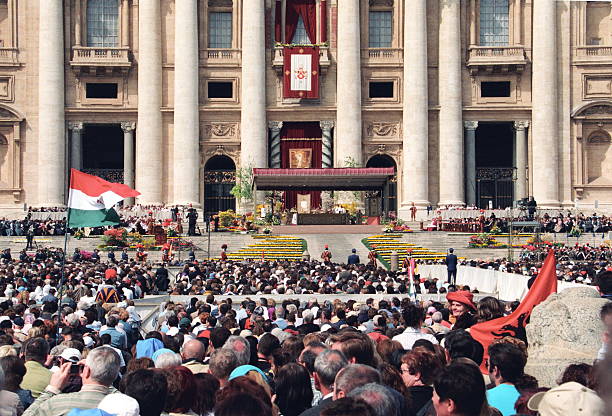osterfeier auf dem petersplatz im vatikan, italien - benedict xvi stock-fotos und bilder