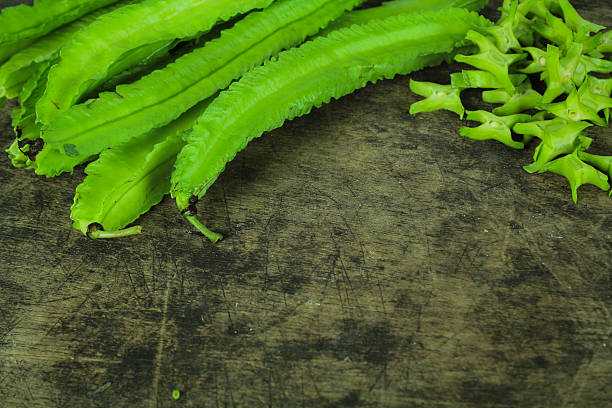 winged beans on wooden background, princess bean - sophocles imagens e fotografias de stock