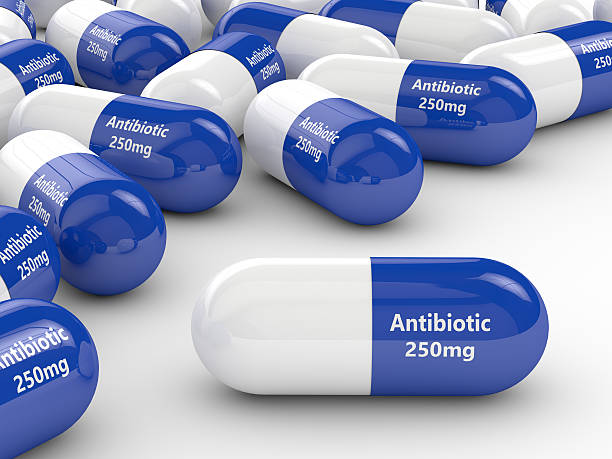 3d rendering von antibiotika-pillen über weiß - antibiotikum stock-fotos und bilder