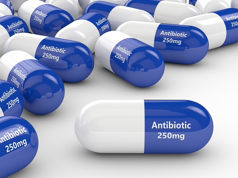 Representación 3d de píldoras antibióticas sobre blanco photo