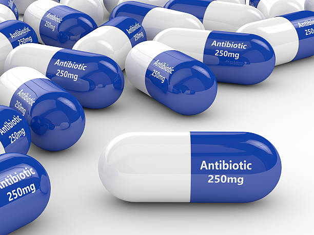 rendu 3d des pilules antibiotiques sur blanc - antibiotique photos et images de collection