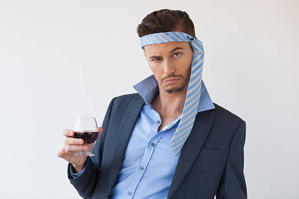 hombre de negocios borracho con corbata en la cabeza y vidrio - drunk fotografías e imágenes de stock
