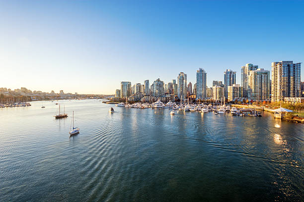 vista desde el puente cambie. horizonte del centro de la ciudad en vancouver, canadá. - coastal city fotografías e imágenes de stock