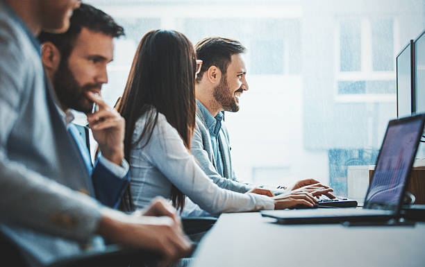 equipe de desenvolvimento de software. - computer programmer laptop men nerd - fotografias e filmes do acervo