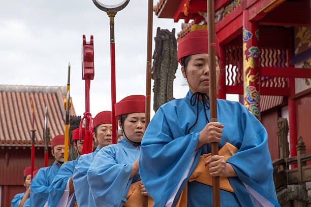 neujahrsfeier in der burg shuri in okinawa, japan - shuri castle stock-fotos und bilder