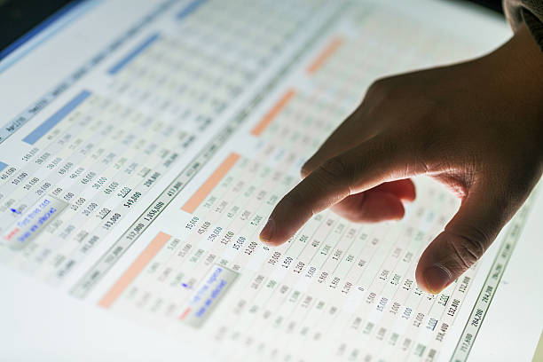 画面上のデータレポートのハンドポイント - business data spreadsheet chart ストックフォトと画像