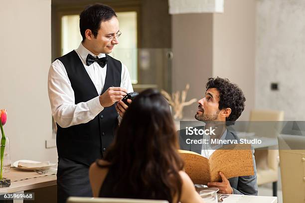 Paar Mit Abendessen In Einem Luxusrestaurant Stockfoto und mehr Bilder von Restaurant - Restaurant, Bestellen, Ordnung