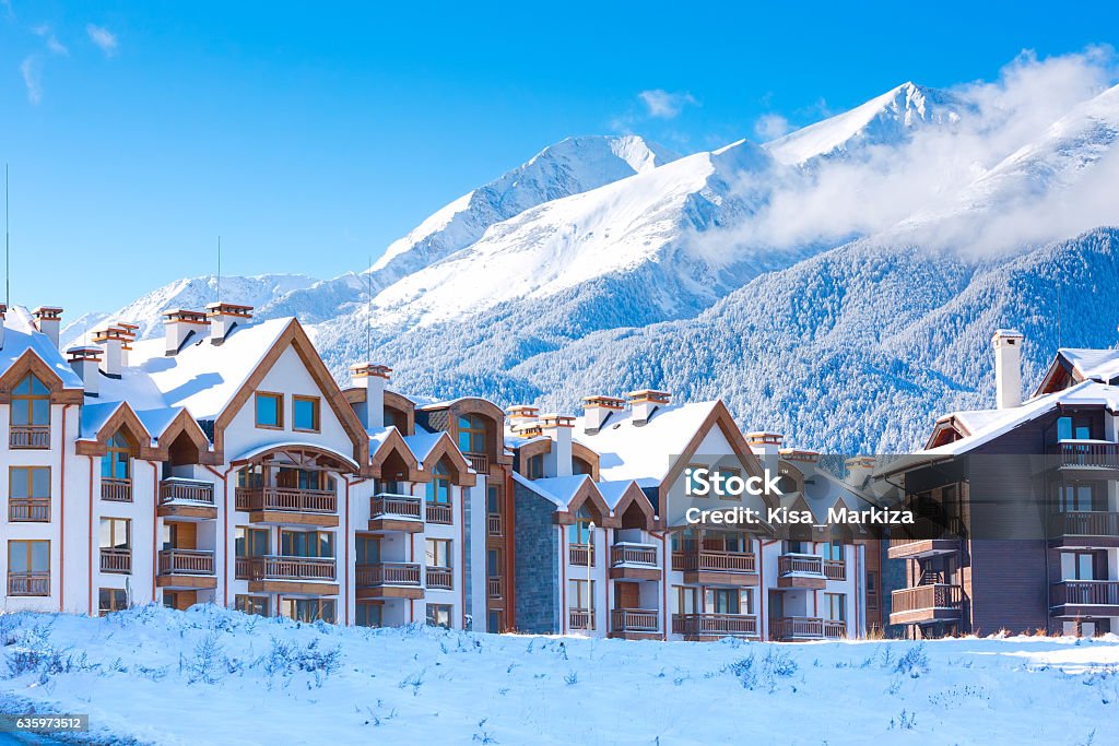 Maisons et montagnes de neige panorama dans la station de ski bulgare Bansko - Photo de Bansko libre de droits