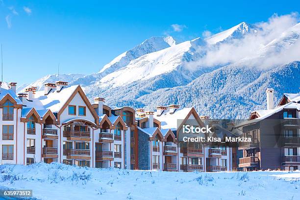 Photo libre de droit de Maisons Et Montagnes De Neige Panorama Dans La Station De Ski Bulgare Bansko banque d'images et plus d'images libres de droit de Bansko