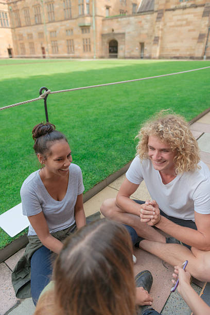 австралийский студентов университетов - australia aborigine group of people friendship стоковые фото и изображения