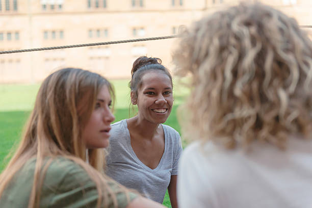 캠퍼스의 원주민 학자 - aborigine australia women student 뉴스 사진 이미지