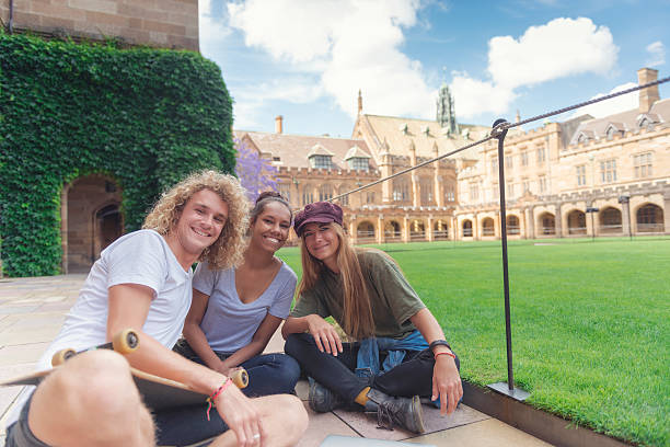 студентов в студенческом городк�е - australia aborigine group of people friendship стоковые фото и изображения