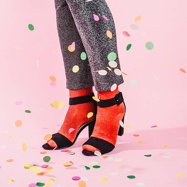 feiern mit konfetti - high heels flash stock-fotos und bilder