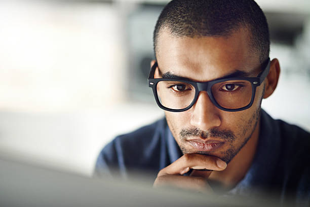 raggiungi i tuoi sogni - looking at camera glasses serious men foto e immagini stock