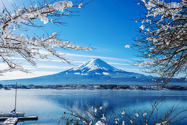 nascer do sol no lago kawaguchi-ko, fundo da montanha fuji - natural landmark winter season mountain peak - fotografias e filmes do acervo