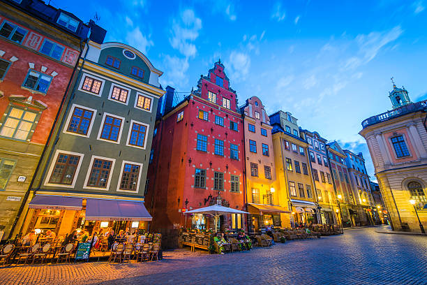 sztokholm turystów korzystających kolorowe stortorget barów restauracji o zachodzie słońca szwecja - sidewalk cafe cafe stockholm sweden zdjęcia i obrazy z banku zdjęć