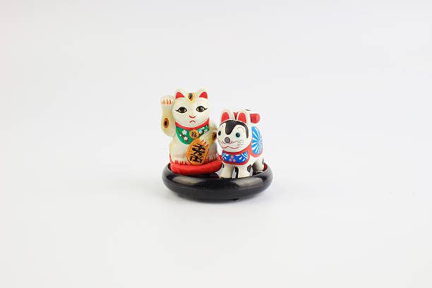 istock the tiny of manekineko and inuhariko 635982128