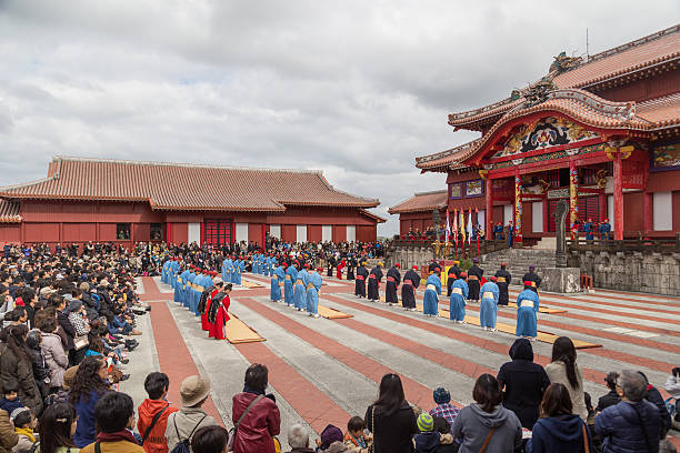 neujahrsfeier in der burg shuri in okinawa, japan - shuri castle stock-fotos und bilder