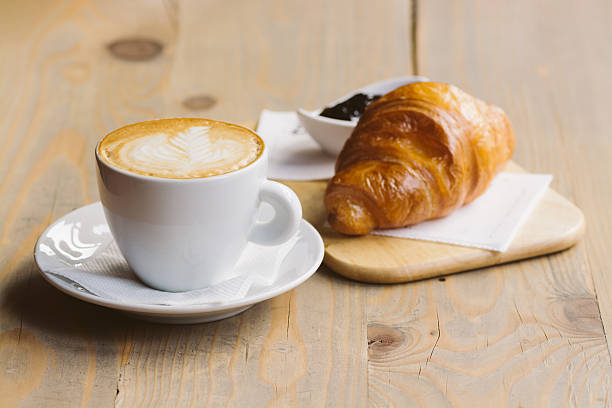 café et croissant sur une table en bois - cafe breakfast coffee croissant photos et images de collection