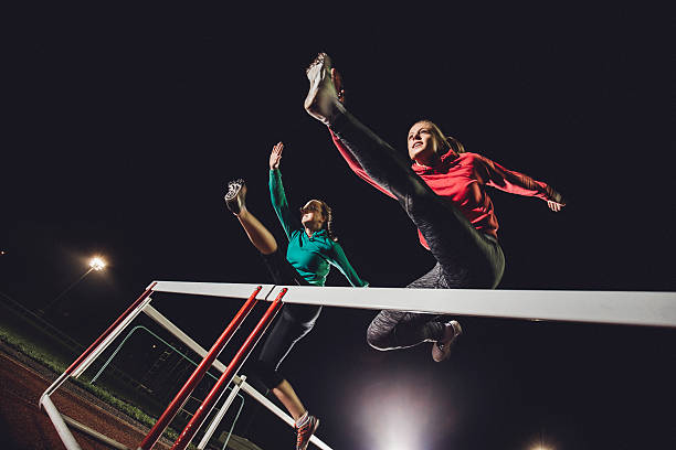 jóvenes atletas de hurdling - hurdling hurdle running track event fotografías e imágenes de stock